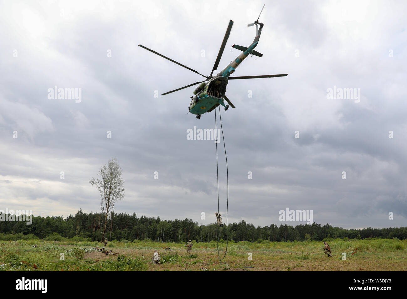 Der 95 Air Assault Brigade führten ihre Bataillon Bereich Übungen für ihre Rotation an der Yavoriv Combat Training Center. Die Drehzahlen der Einheit genutzt Mil Mi-8 Helikopter zu schnell Combat Power auf dem Schlachtfeld liefern. (U.S. Armee Fotos von Sgt. Justin Navin) Stockfoto