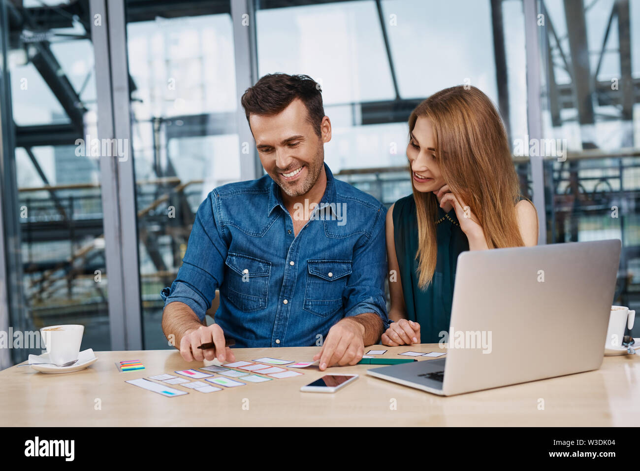 Happy Web Designer erstellen responsive Design mockup Stockfoto