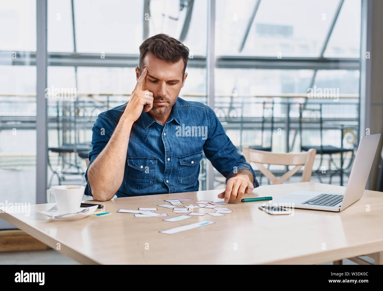 Nachdenklich Web Designer arbeiten auf der Website Projekt im Büro Stockfoto