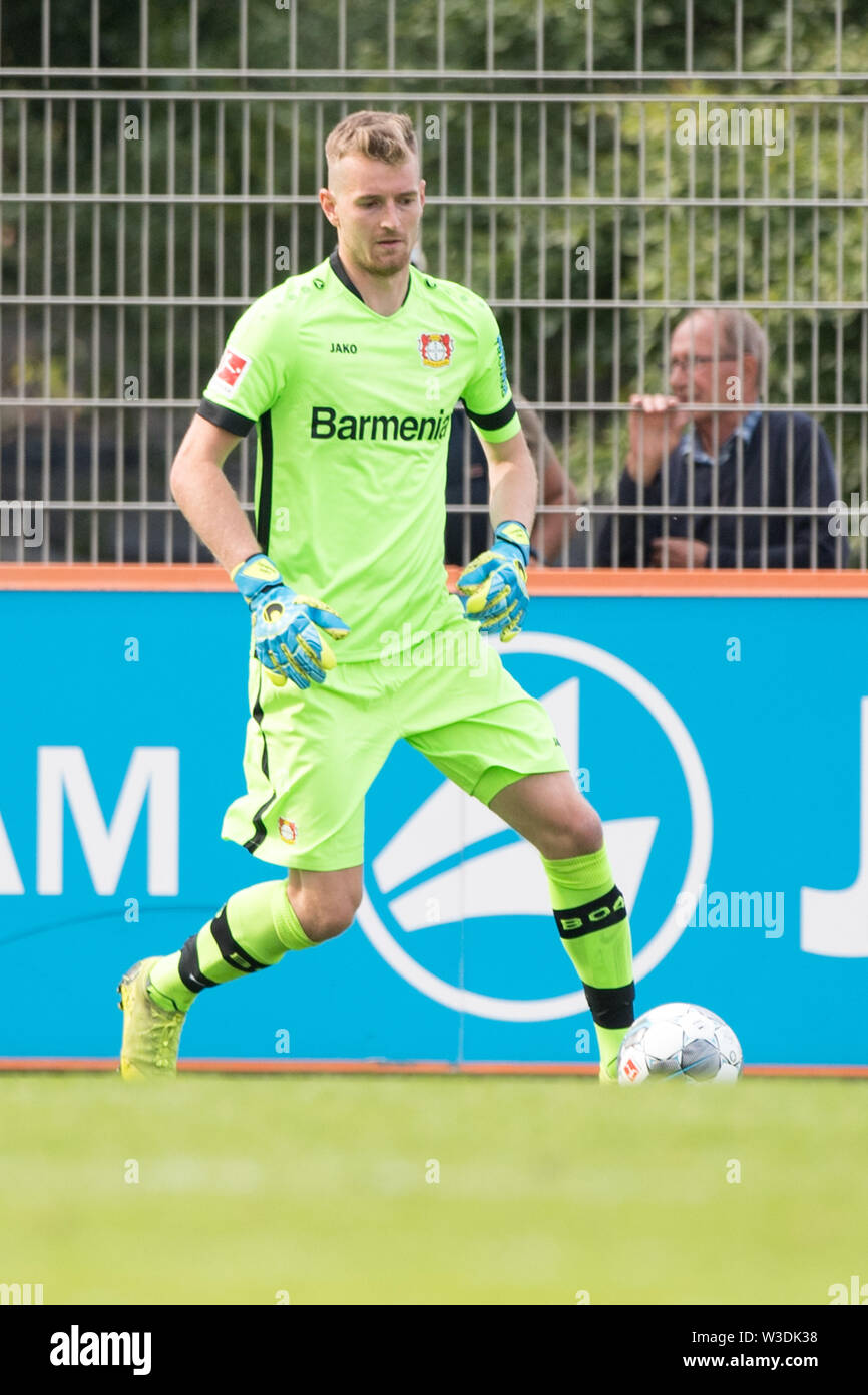 Torwart Lukas HRADECKY (LEV) mit Kugel, Single Action mit Kugel, Aktion, vollständige Abbildung, Porträt, Fußball, Freundschaftsspiel, Bayer 04 Leverkusen (LEV) - Eupen (EUP) 3:4, am 13.07.2019 in Leverkusen/Deutschland. € | Nutzung weltweit Stockfoto