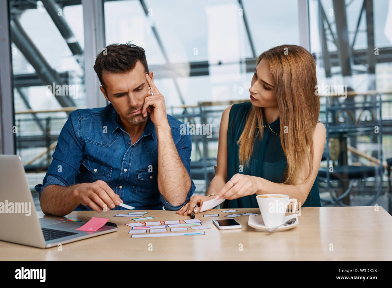 Zwei Webdesigner arbeiten an neuen Website Projekt Stockfoto