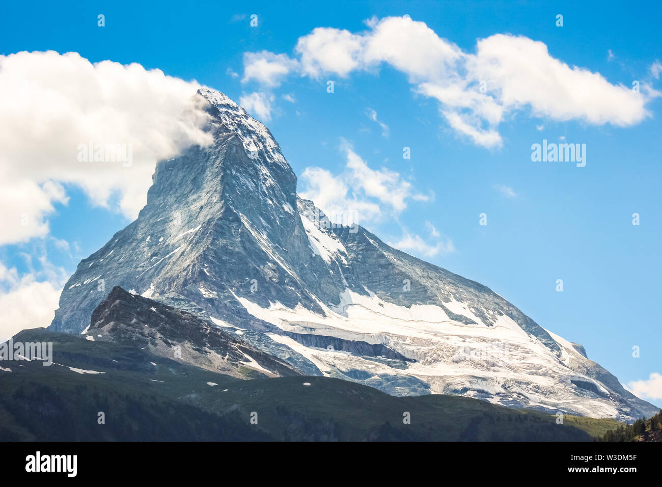 Unglaubliche Aussicht auf das Matterhorn, Schweiz fotografiert von Zermatt in der Sommersaison. Schweizer Alpen. Alpine Landschaft. Schönen Berge. Sonnigen Tag, blauer Himmel mit Wolken. Stockfoto