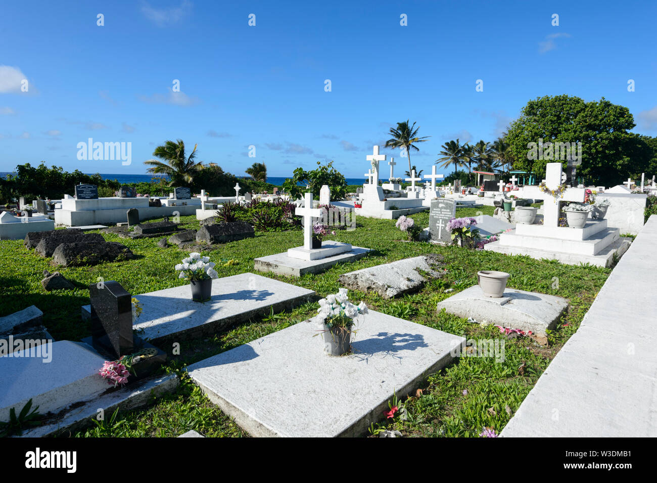 Kleine Friedhof mit weißen Gräbern auf dem Vorland in Avatiu, Rarotonga, Cook Inseln, Polynesien Stockfoto