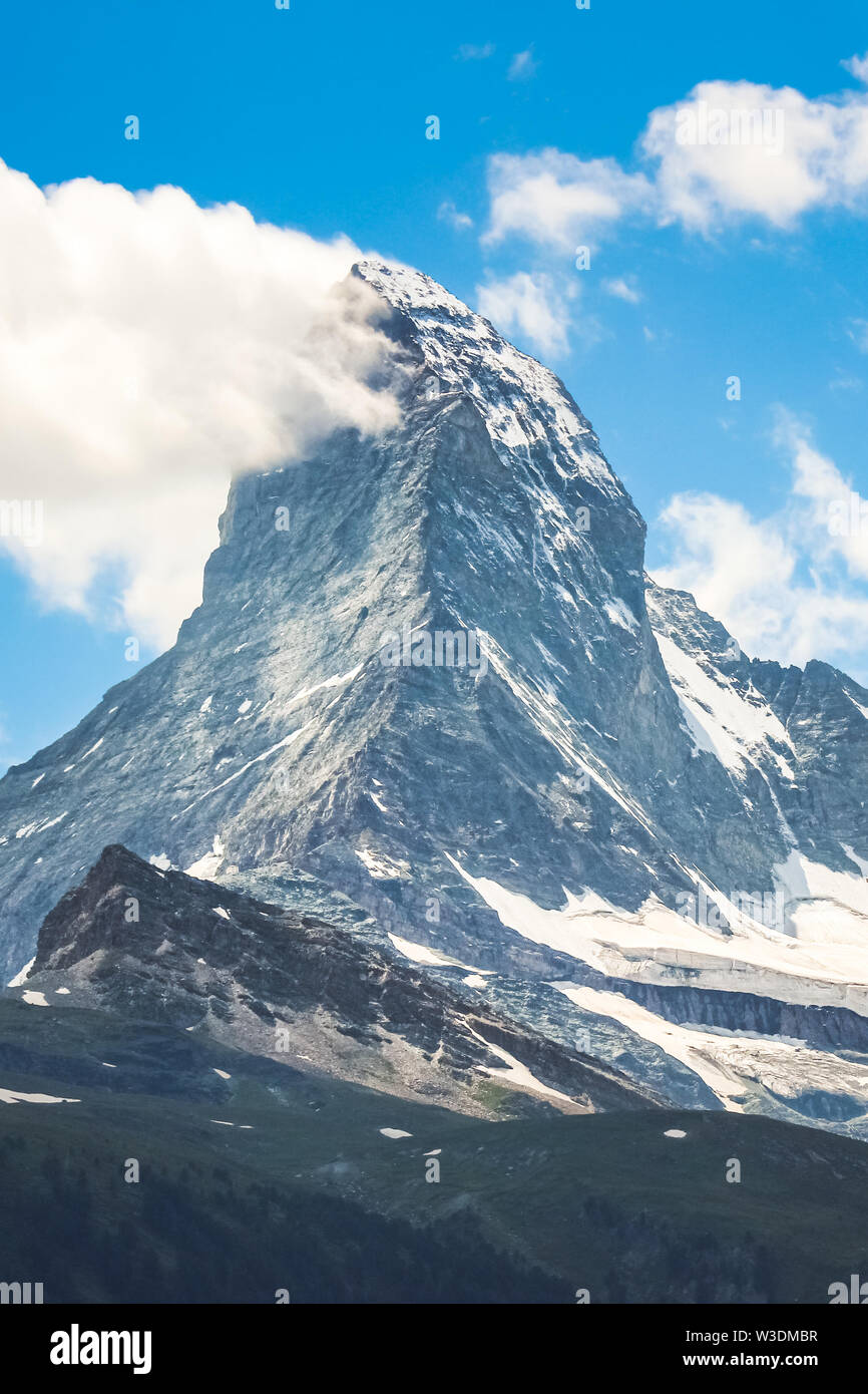 Vertikale Bild der berühmte Matterhorn in der Schweiz fotografiert von Zermatt in der Sommersaison. Schweizer Alpen, alpine Berge. Schöne Landschaft. Steilen, felsigen Gipfel. Stockfoto