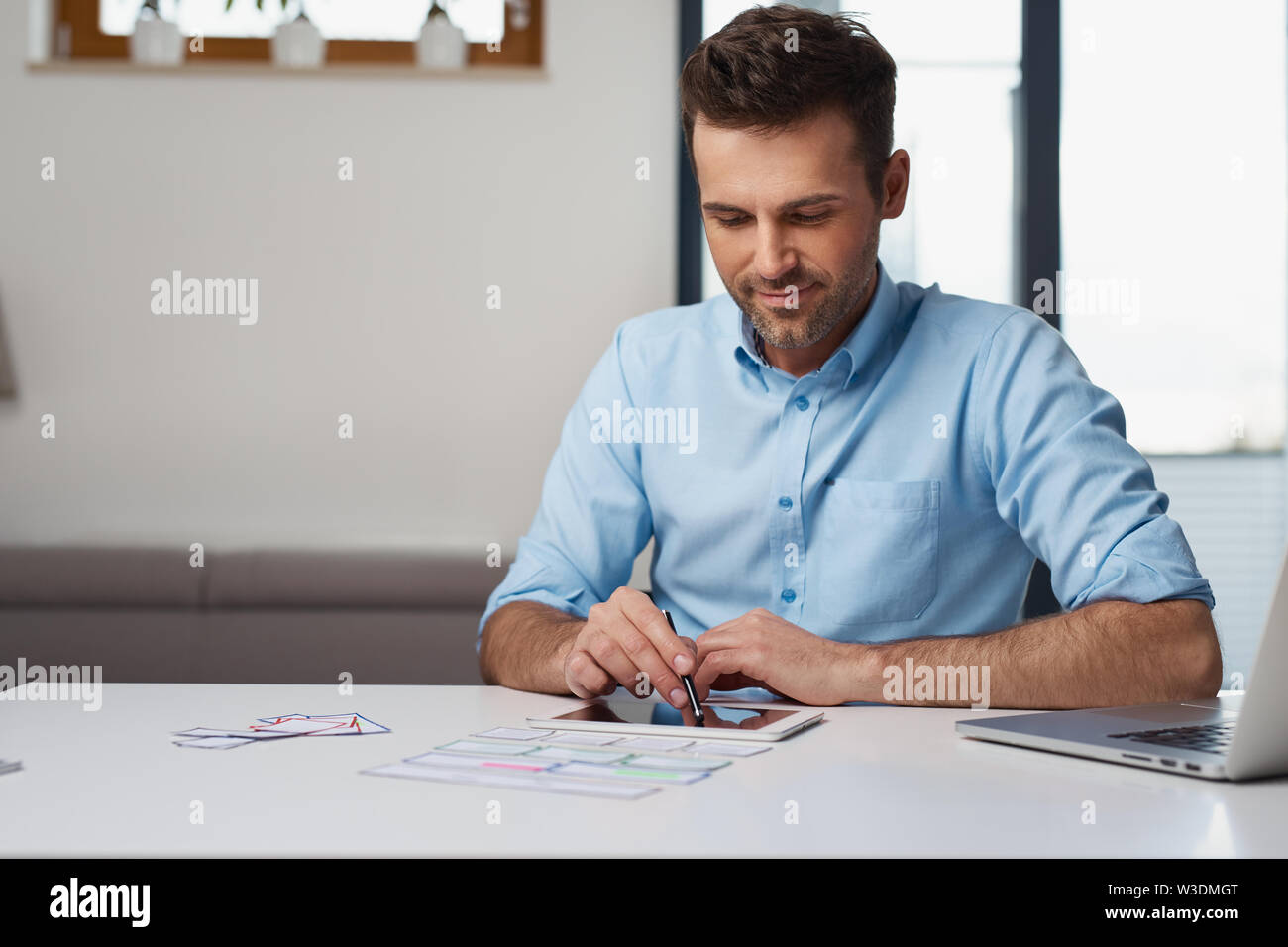 Portrait von lächelnden Web Entwickler arbeiten auf der website design im Home Office Stockfoto