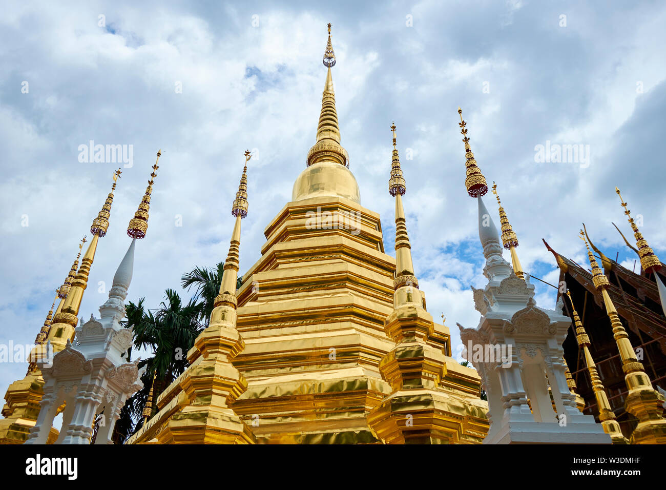 Ein wunderschön restauriertes goldenen Chedi im Wat Phan Tao in Chiang Mai, Thailand. Stockfoto