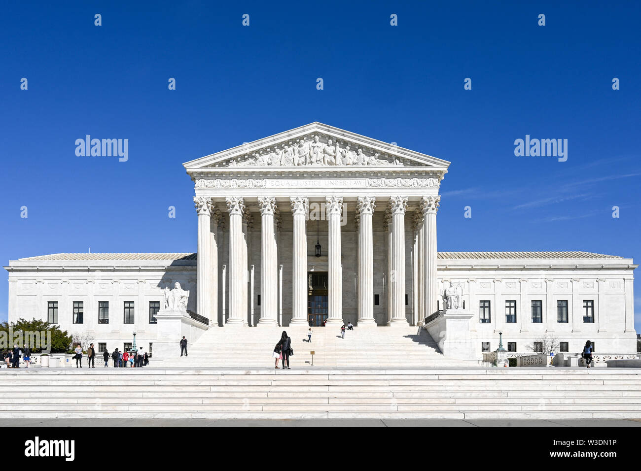 Der Oberste Gerichtshof der Vereinigten Staaten an einem sonnigen Frühlingstag in Washington DC. Die derzeit von neun Richtern auf Lebenszeit ernannt. Stockfoto