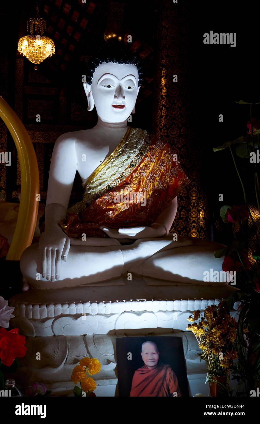 Leuchtende weiße Buddha-statue im Wat Inthakhin Saduemuang in Chiang Mai, Thailand. Stockfoto