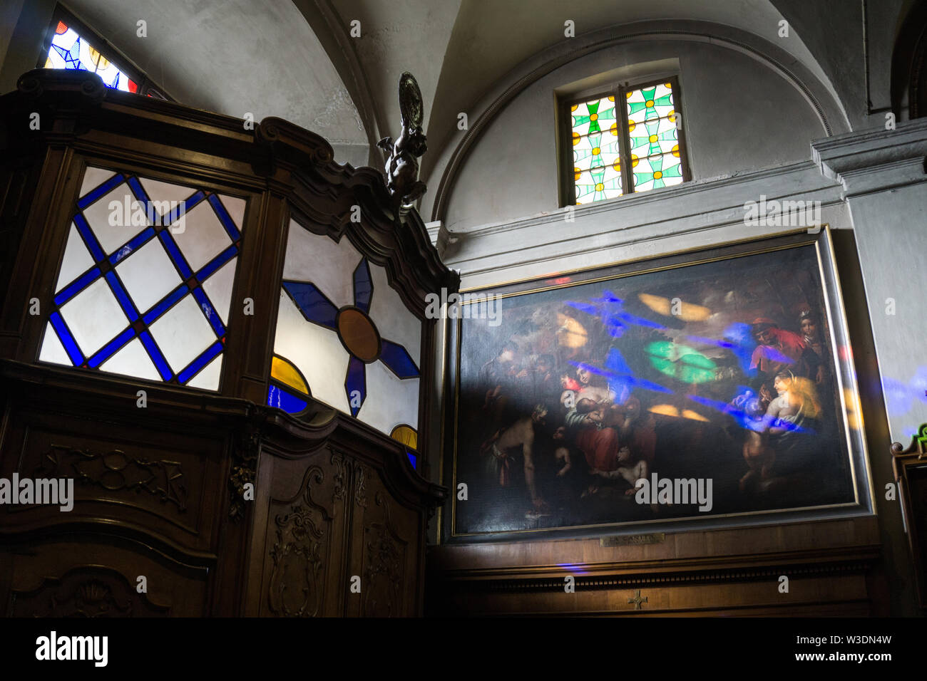 Italien, Lombardei, Varese, San Vittore Martire Basilika, farbige Lichter auf der Malerei Stockfoto