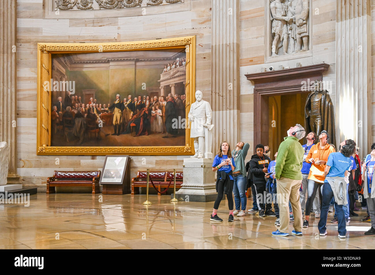 Touristen bewundern die Rotunde im United States Capitol in Washington DC Stockfoto