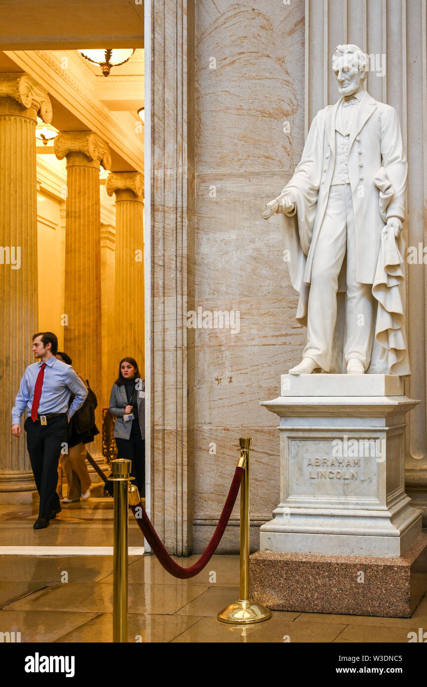 Guide führt Touristen in die Rotunde im United States Capitol. Der Rundbau wurde im neoklassischen Stil erbaut zwischen 1818-1824 Stockfoto