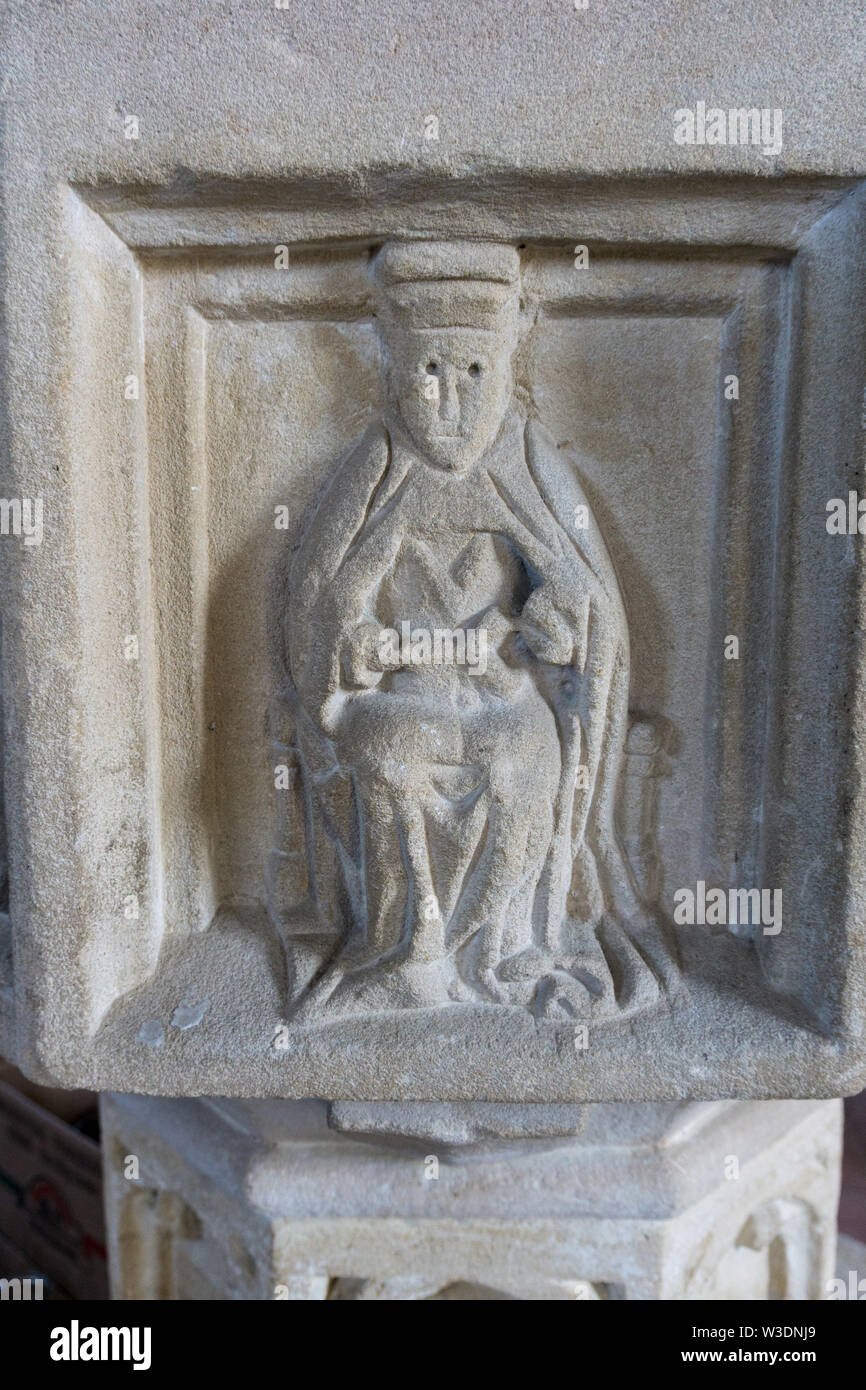 Eine alte steinerne Abbildung geschnitzt, sagte einer der vier Evangelisten, auf die Schriftart an Allerheiligen Kirche, Morston, Norfolk, Großbritannien Stockfoto