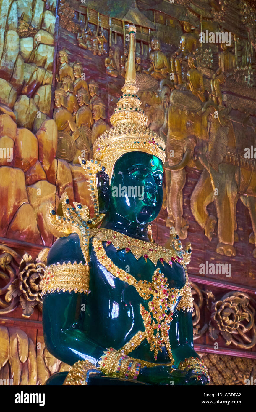 Eine tiefe grüne Jade sitzender Buddha im Wat Buppharam in Chiang Mai, Thailand. Stockfoto