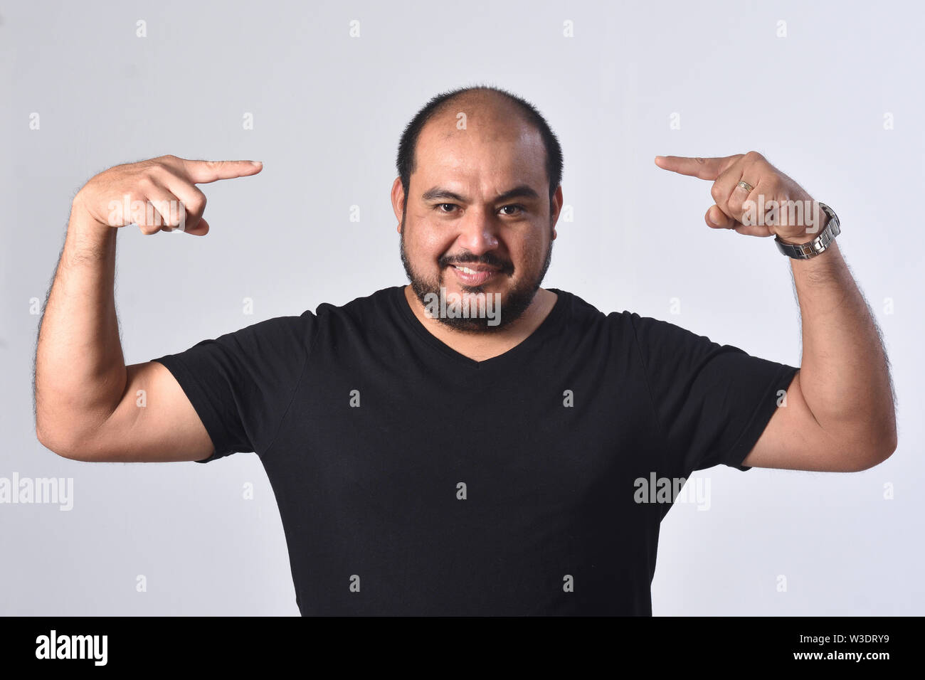 Der Mensch, der sich selbst auf weißem Hintergrund Stockfoto