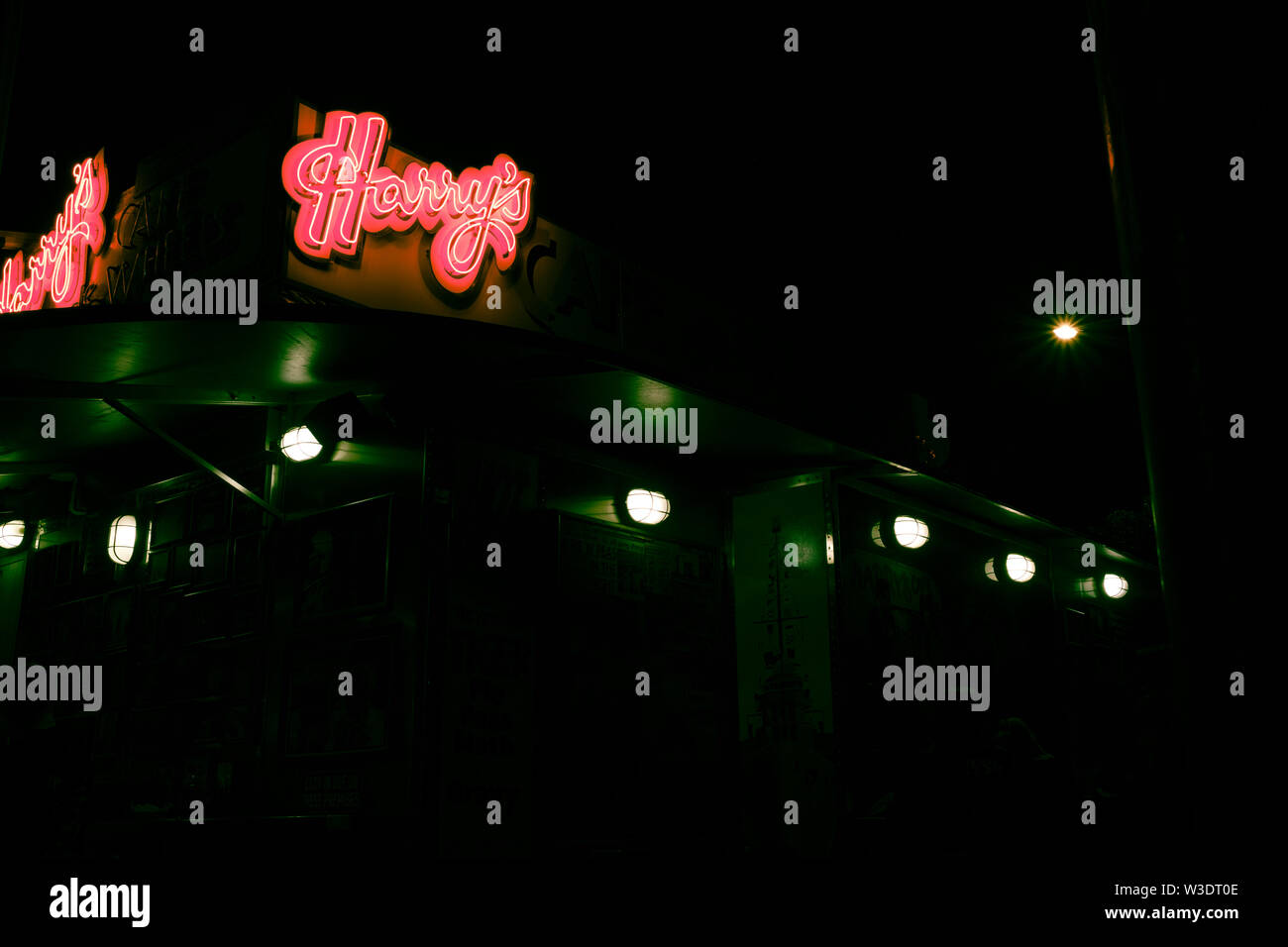 SYDNEY, AUSTRALIEN - 30. Juni 2019 Harry's Café de Wheels Zeichen an Wooloomooloo bei Nacht Stockfoto
