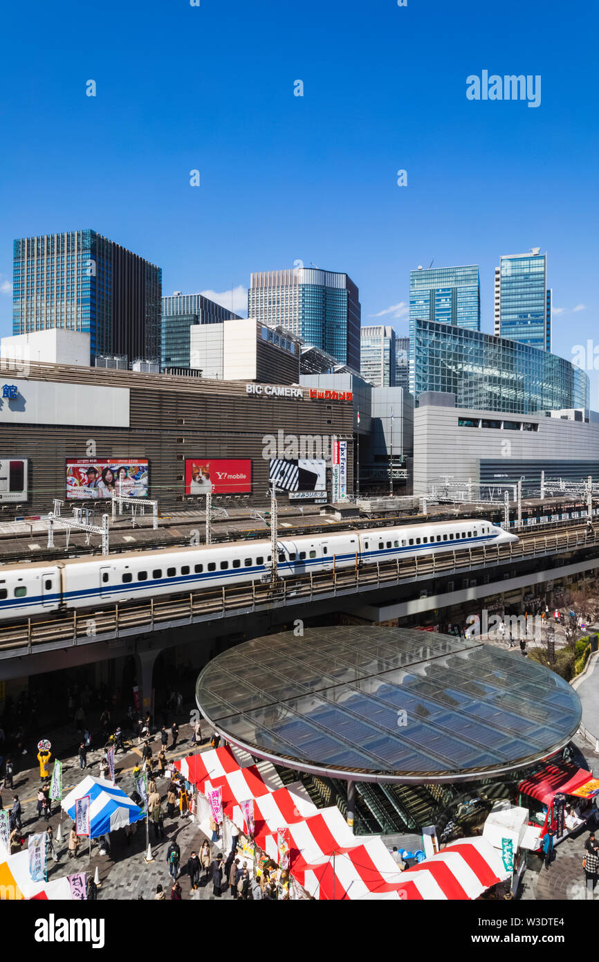 Japan, Honshu, Tokio, Yurakucho, Skyline und Shinkansen Stockfoto