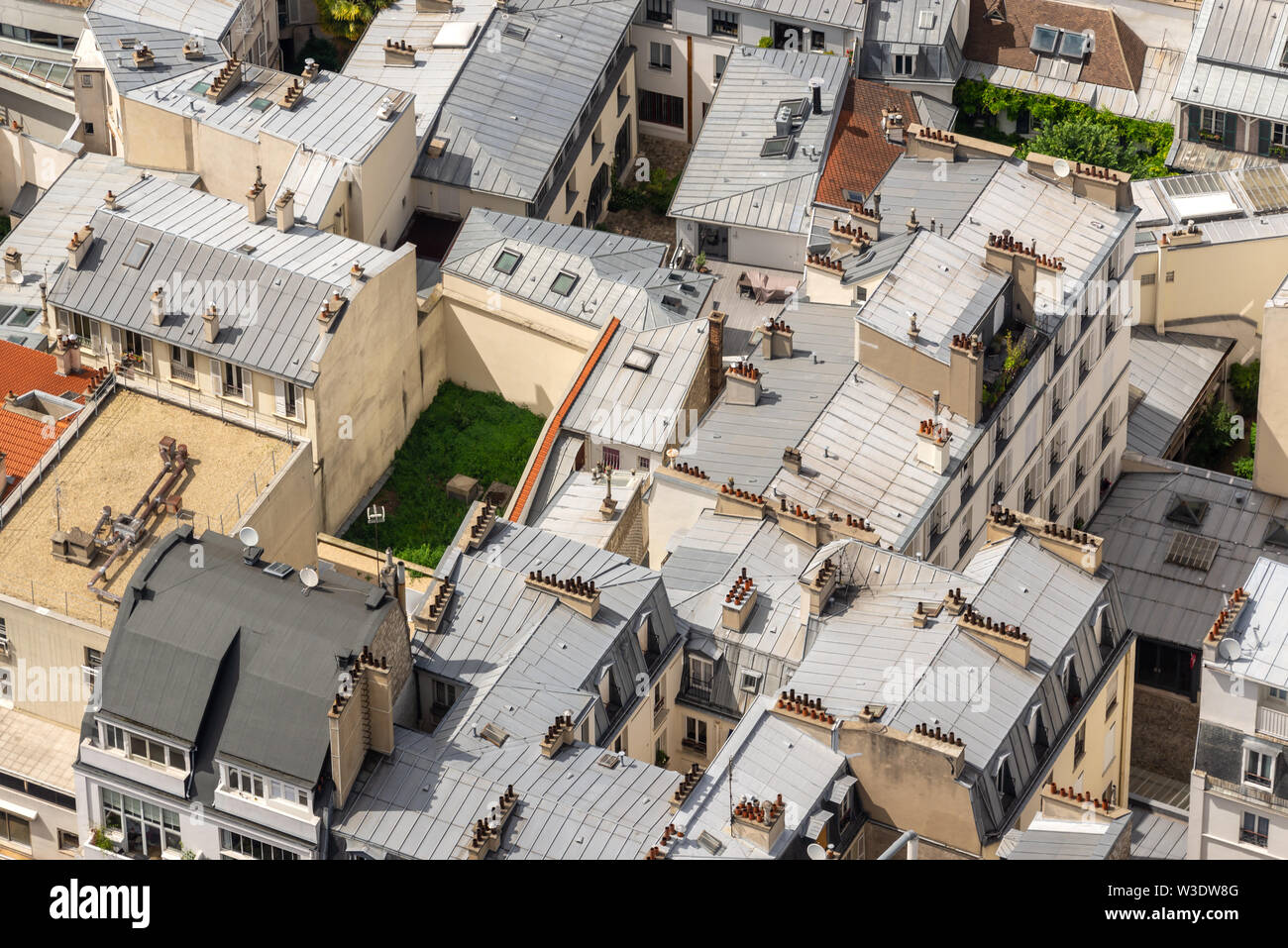 Luftaufnahme von Gebäude, traditionelle Zink Dächer und Schornsteine in Paris, Frankreich Stockfoto