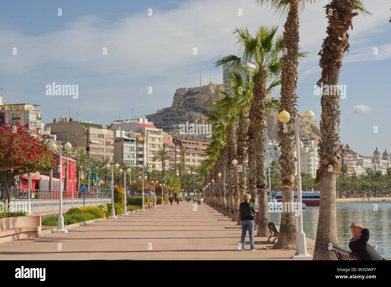Strandpromenade von Hafen und Marina in Alicante, Spanien. Stockfoto