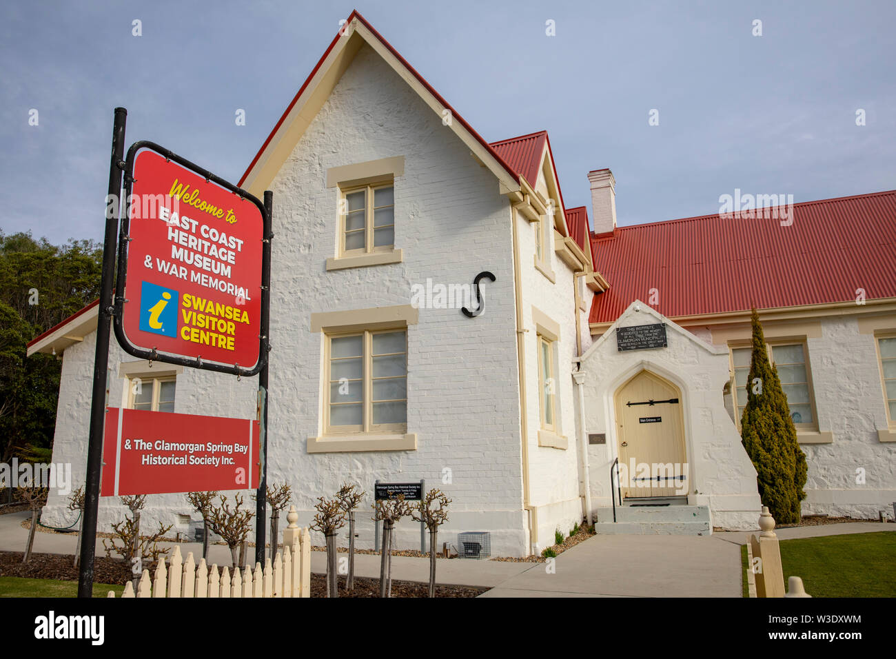 Swansea, Tasmanien, Ostküste Heritage Museum und Kriegerdenkmal in Swansea, einen Tasmanischen Stadt an der Ostküste mit Blick auf den Freycinet National Park. Stockfoto