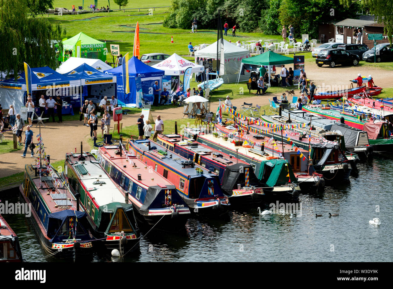 Narrowboats gefesselt auf dem Fluss Avon am 2019 Stratford-upon-Avon River Festival, Großbritannien Stockfoto