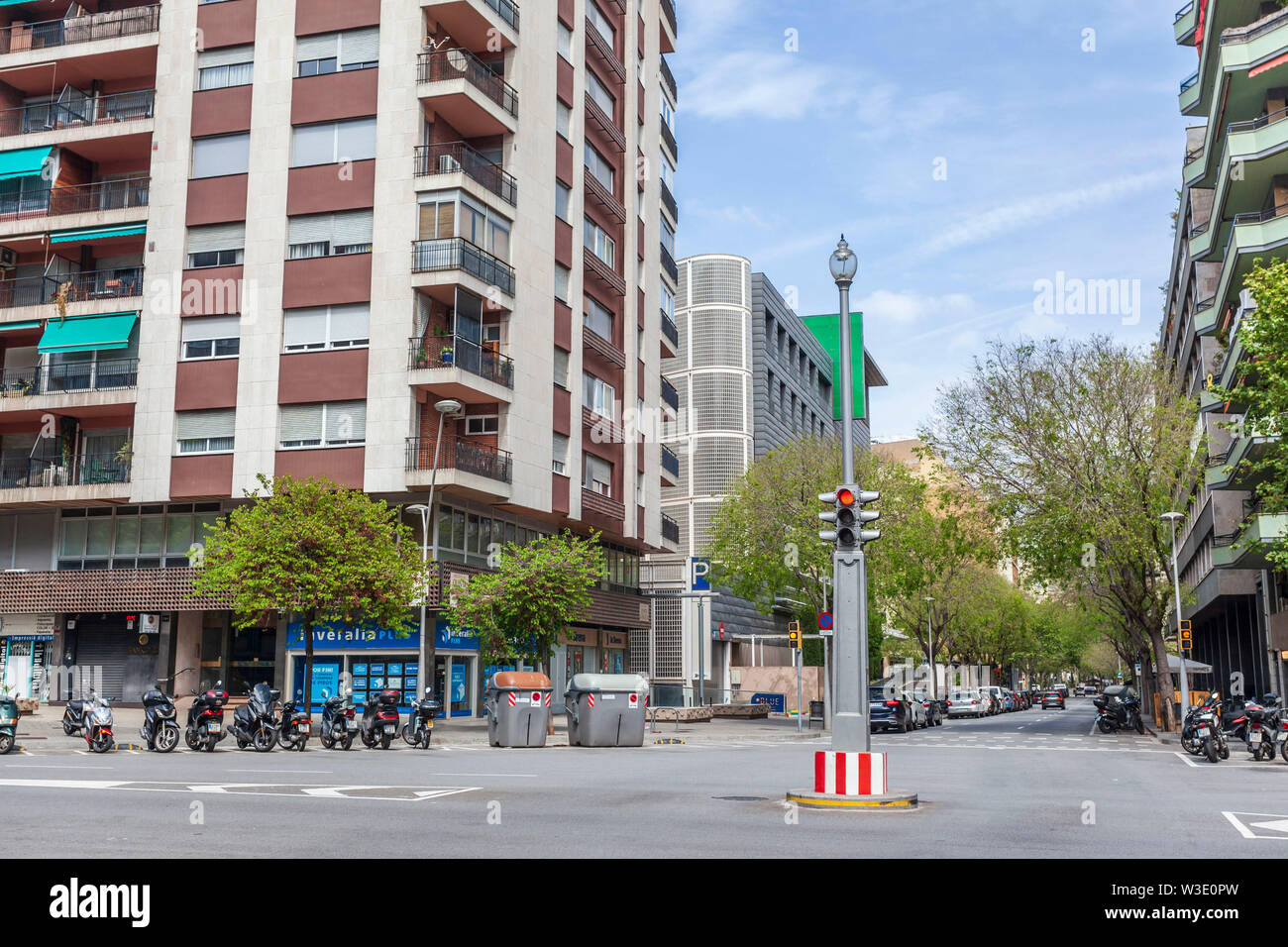 Barcelona, Spanien. Blick auf die Straße im Eixample Viertel mit einer der beiden ältesten Ampel in der Stadt, die erhalten sind. Stockfoto