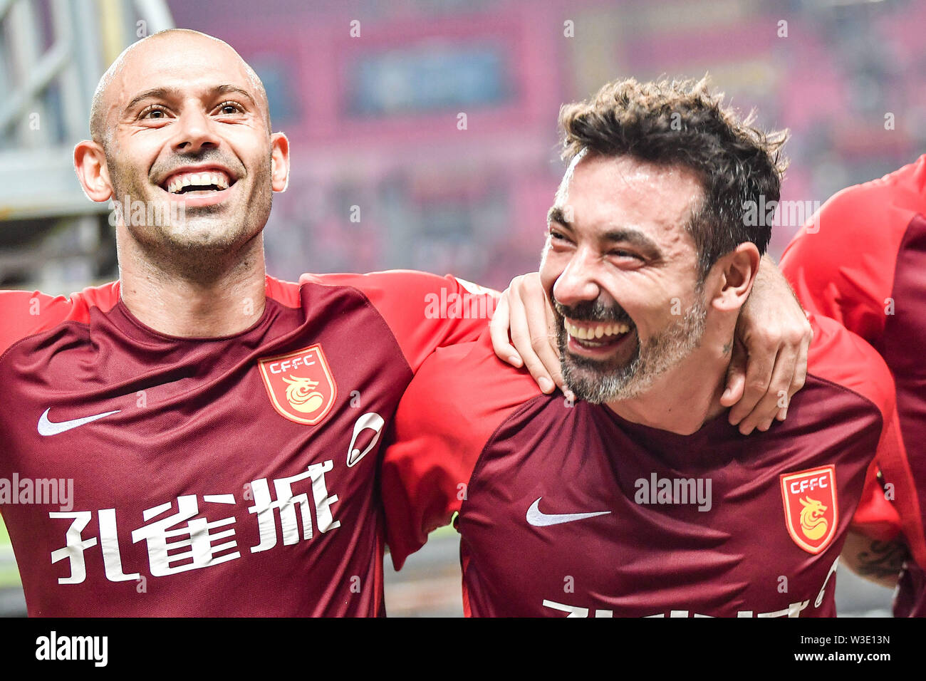 Argentinische Fußballspieler Javier Mascherano, Links, und Ezequiel Lavezzi von Hebei China Fortune feiern nach ihrem 17. gegen Grönland Shanghai Shenhua während der 2019 chinesischen Fußballverband Super League (CSL) in Langfang City, North China Provinz Hebei, 12. Juli 2019. Hebei China Fortune besiegt Grönland Shanghai Shenhua 2-1. Stockfoto