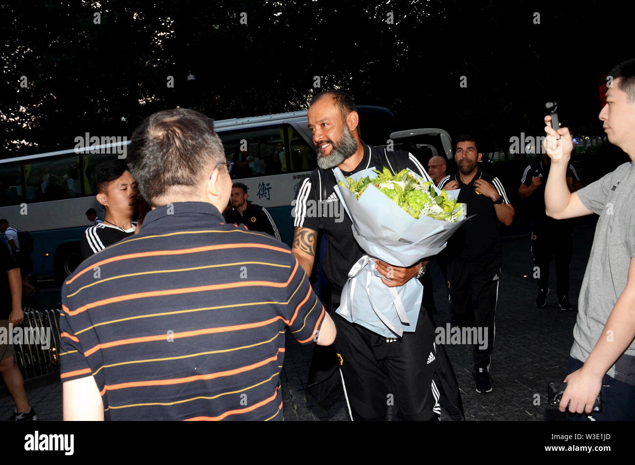 Spieler der Wolverhampton Wanderers F.C. der englischen Liga Champions in einem Hotel für die Premier League Asien Trophy 2019 in Shanghai, China, 14. Juli 2019 eingehen. Nuno Espírito Santo und einen 26-Mann-Kader in Shanghai am Sonntag angekommen (14 Juli 2019) Abend. Sie wurden von lokalen Wölfe Fans begrüßt, mit den Spielern posieren für selfies und Autogramme in Ihrem Hotel im Zentrum von Shanghai. Stockfoto