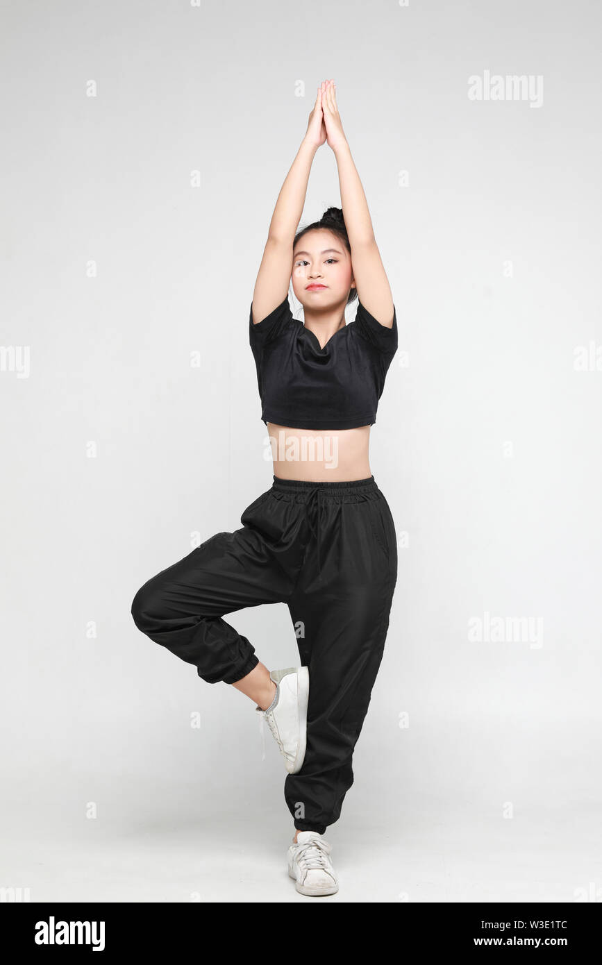 Teenager Asian Mädchen in Sportswear und Yoga-Stil auf weißem Hintergrund Stockfoto