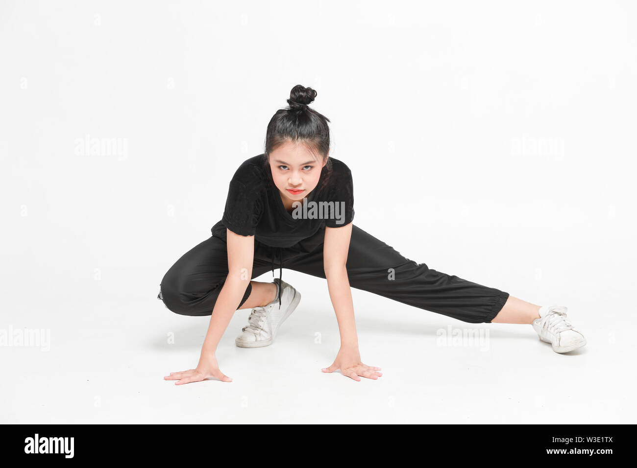 Jugendliche asiatischen Mädchen in Sportkleidung und Yoga Stil auf weißem Hintergrund Stockfoto