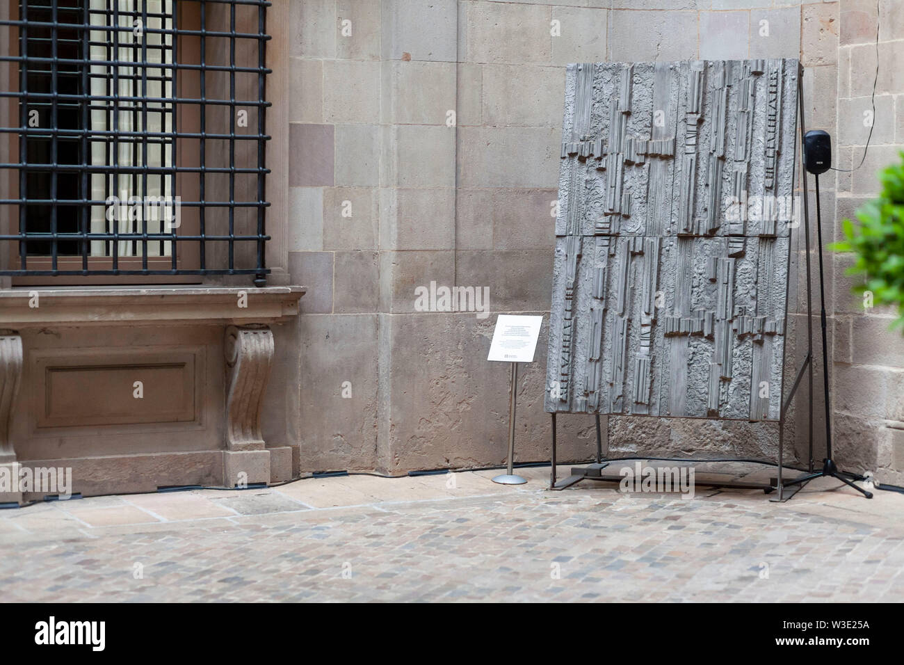 Barcelona, Spanien. Innenbereich der Stadt Halle, Ajuntament von Barcelona. Skulptur, Barcelona Schild entworfen von Josep Maria Subirachs. Stockfoto