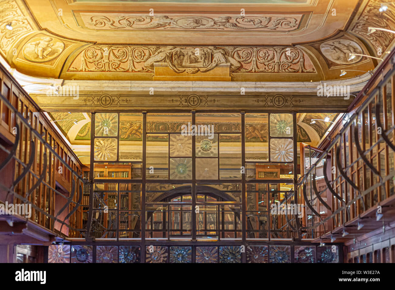 Barcelona, Spanien. Innenraum Bibliothek von Ateneu Barcelones, Palast, Palau Savassona. Das gotische Viertel. Stockfoto