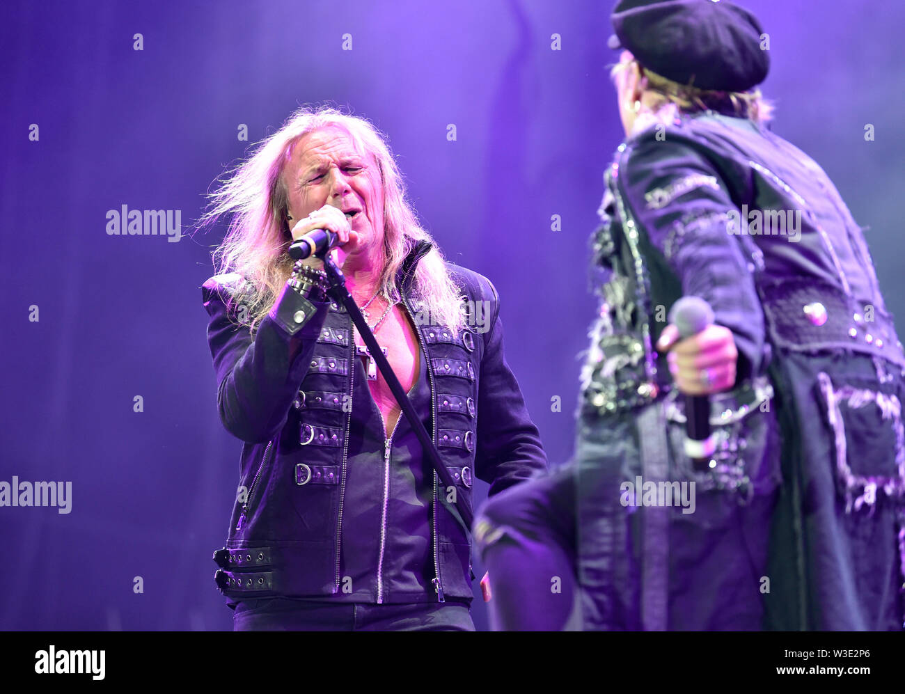 Vizovice, Tschechische Republik. 12. Juli, 2019. L-R-Sänger Ronnie Atkins und Tobias Sammet von Avantasia durchführen während der internationalen Open Air Festival Masters of Rock, Vizovice, Tschechische Republik, 12. Juli 2019. Masters of Rock Festival findet von Donnerstag 11. bis Sonntag, den 14. Juli 2019 in dem geliebten Bereich der R. Jelinek Brennerei in Wisowitz. Credit: Dalibor Gluck/CTK Photo/Alamy leben Nachrichten Stockfoto