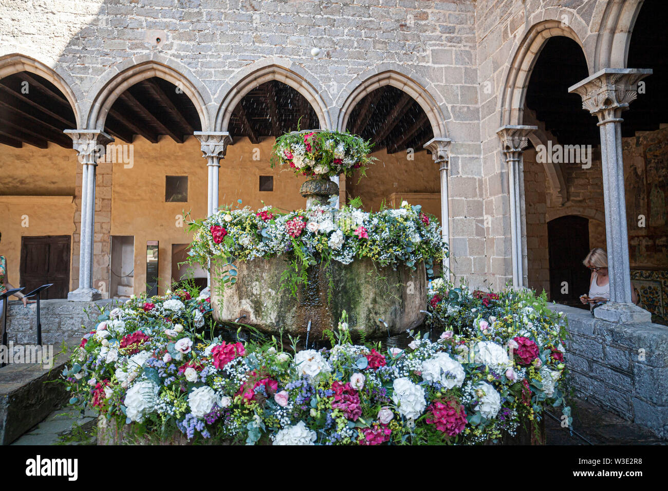 Barcelona, Spanien. Kreuzgang des Klosters von Pedralbes. Ou com Balla in Brunnen, Corpus tag Tradition. Stockfoto