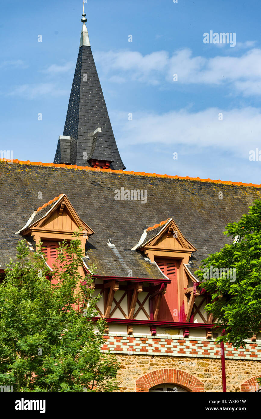 Architektonisches Detail einer alten Villa im Seebad Dinard, an der Côte d'Émeraude in der Bretagne, Frankreich Stockfoto