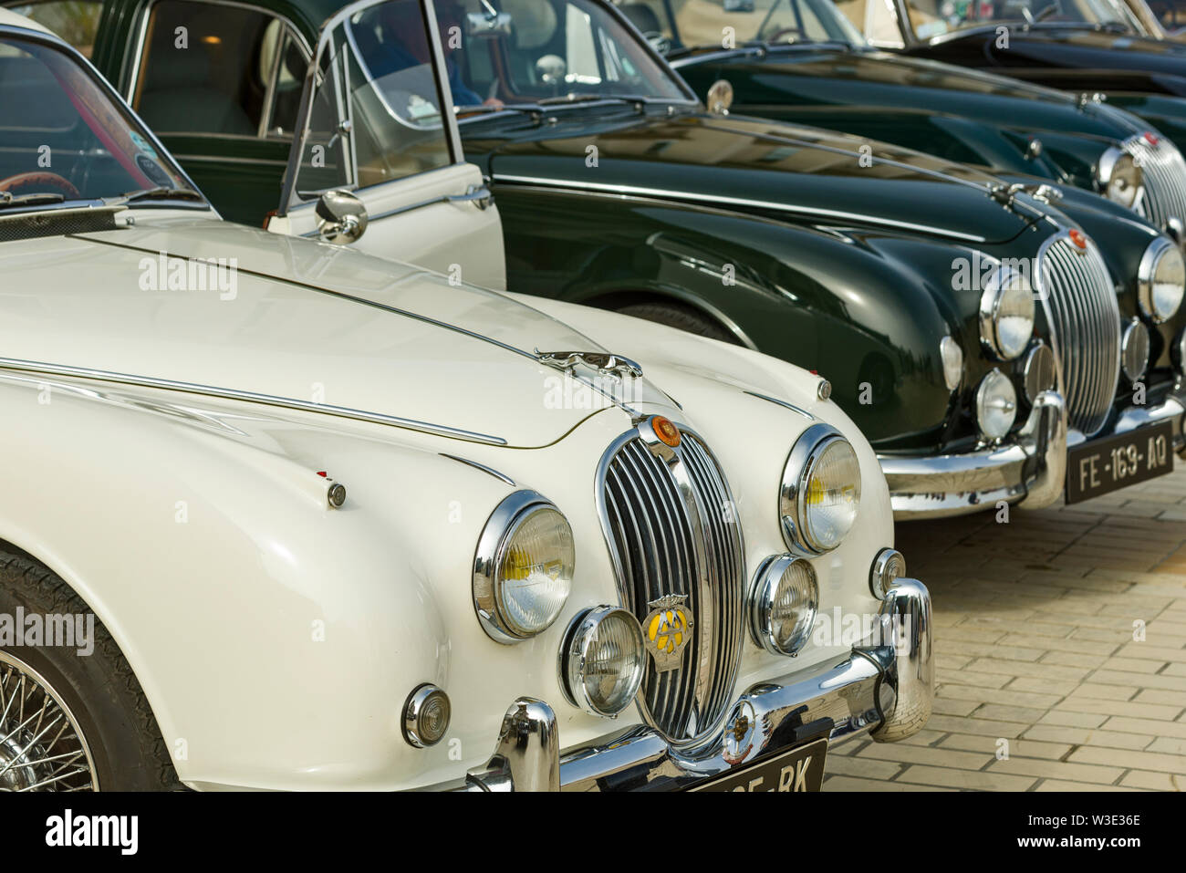 Jaguar XK 120 Roadster 1950 Motor 3,4 L an einer Demonstration zu Ehren des alten Modells der Marke Jaguar auf dem Deich von Dinard in Frankreich Stockfoto