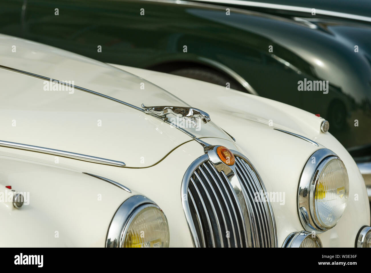 Jaguar XK 120 Roadster 1950 Motor 3,4 L an einer Demonstration zu Ehren des alten Modells der Marke Jaguar auf dem Deich von Dinard in Frankreich Stockfoto