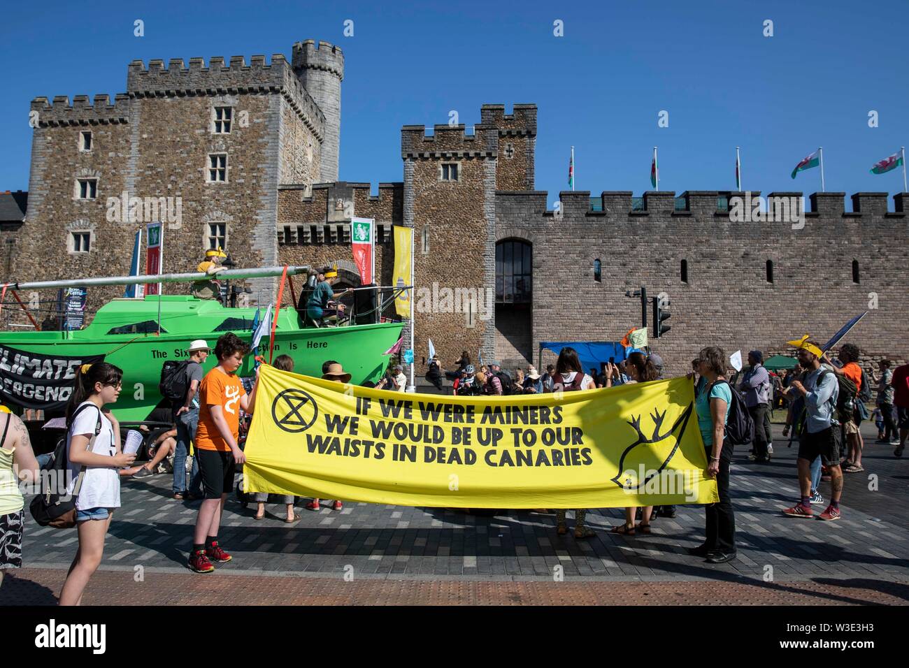 Cardiff, Wales, UK, 15. Juli 2019. Aktivistinnen außerhalb Cardiff Castle als Aussterben Rebellion Aktivismus schließt Straßen rund um die Innenstadt. Aussterben Rebellion bezeichnet sich selbst als einen internationalen Rebellion gegen die strafrechtliche Untätigkeit auf das Klima und die ökologische Krise. Credit: Mark Hawkins/Alamy leben Nachrichten Stockfoto