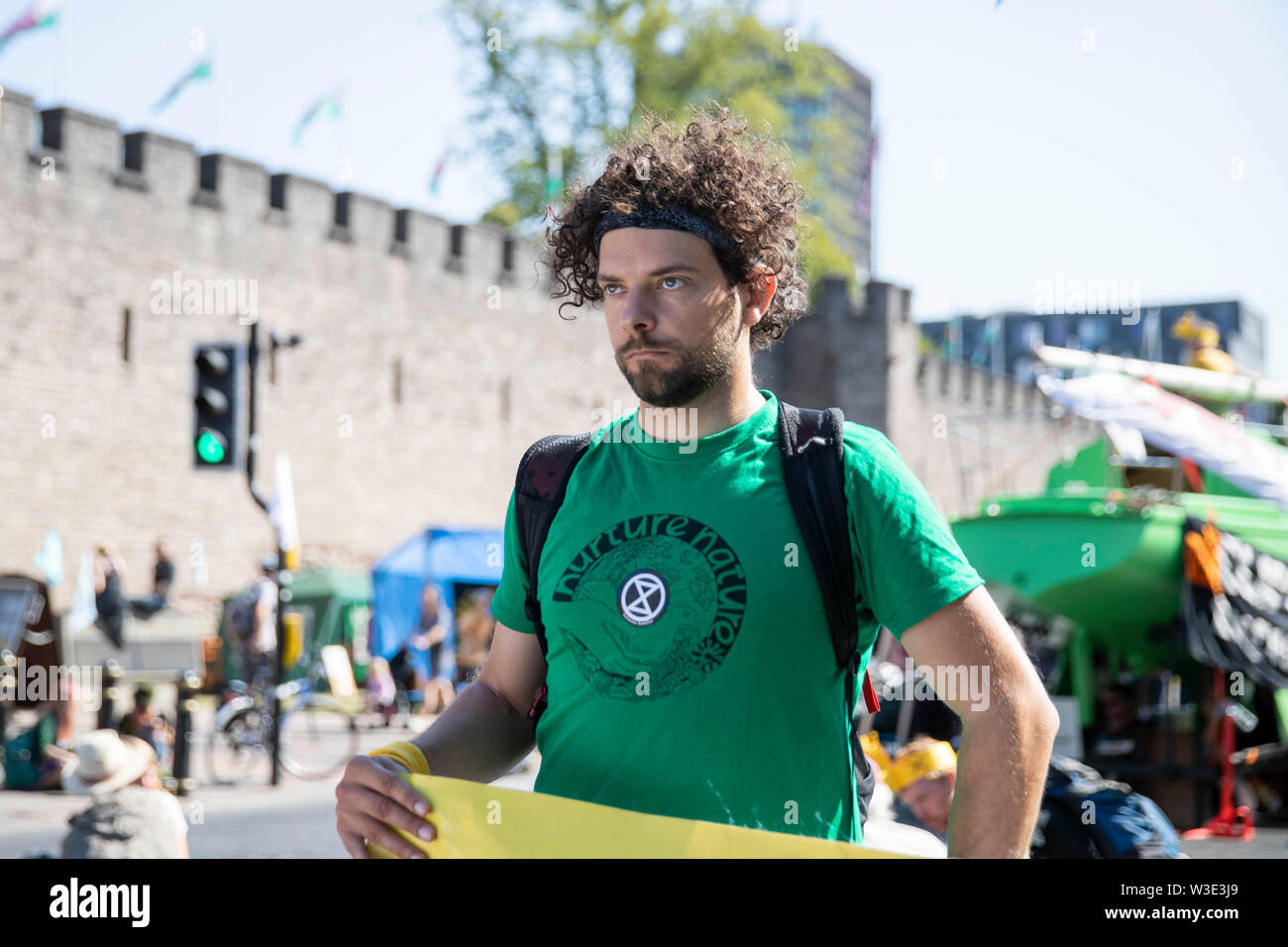 Cardiff, Wales, UK, 15. Juli 2019. Ein Aktivist außerhalb Cardiff Castle als Aussterben Rebellion Aktivismus schließt Straßen rund um die Innenstadt. Aussterben Rebellion bezeichnet sich selbst als einen internationalen Rebellion gegen die strafrechtliche Untätigkeit auf das Klima und die ökologische Krise. Credit: Mark Hawkins/Alamy leben Nachrichten Stockfoto