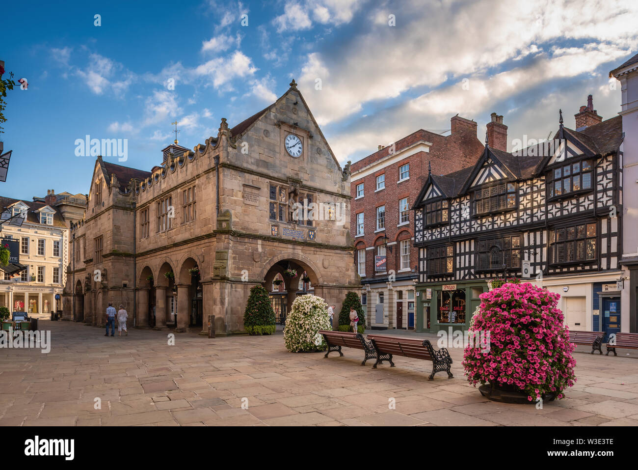 Eine Weitwinkelaufnahme der historischen Old Market Hall und der Fachwerkhäuser im Tudor-Stil auf The Square in Shrewsbury, Shropshire, UK Stockfoto