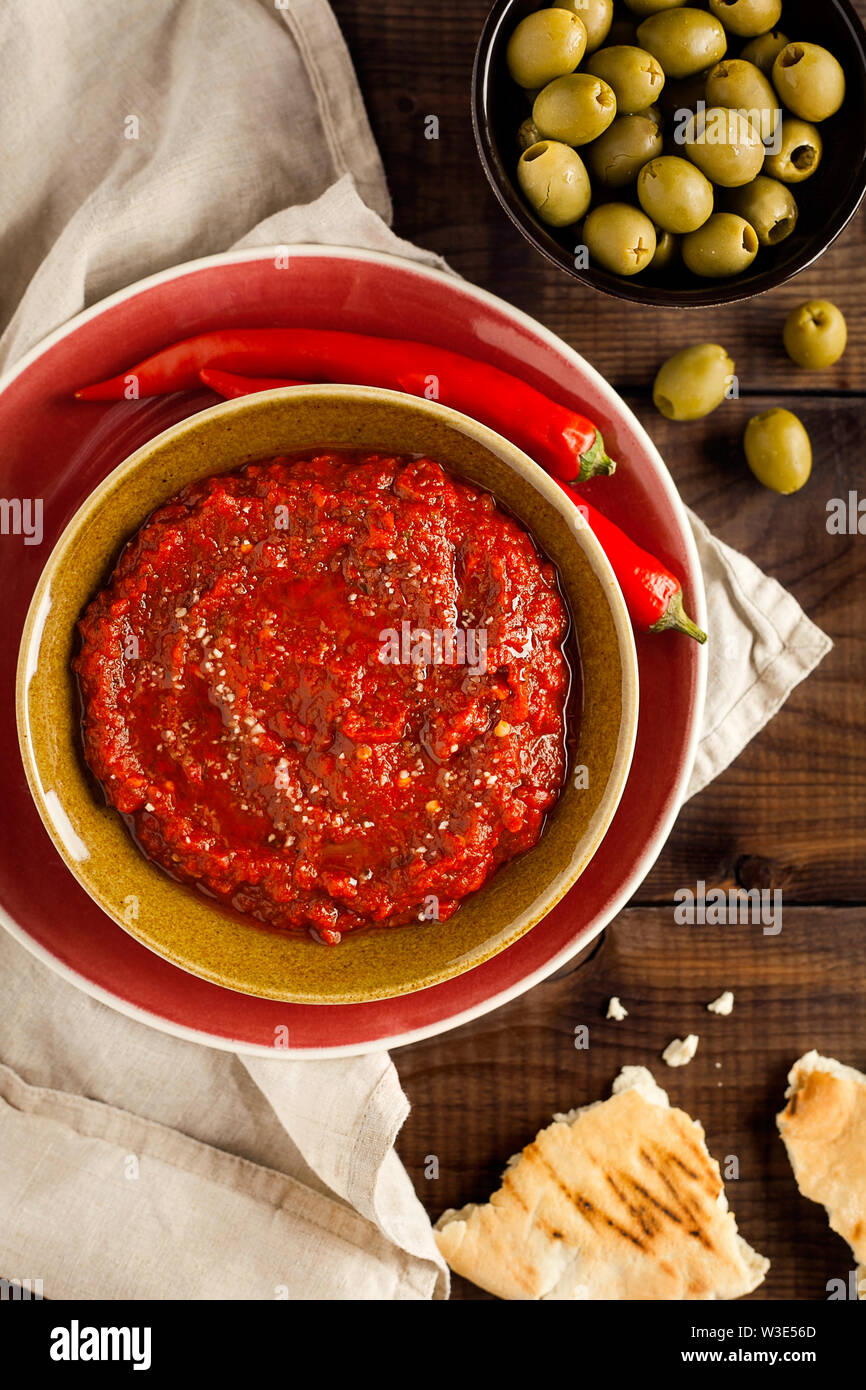 Gesunde würzig, cremig Vegetarische Vorspeise oder Snack mit gerösteter Paprika Dip mit Harissa, Pita und Oliven, die schnell und einfach zuzubereiten Stockfoto