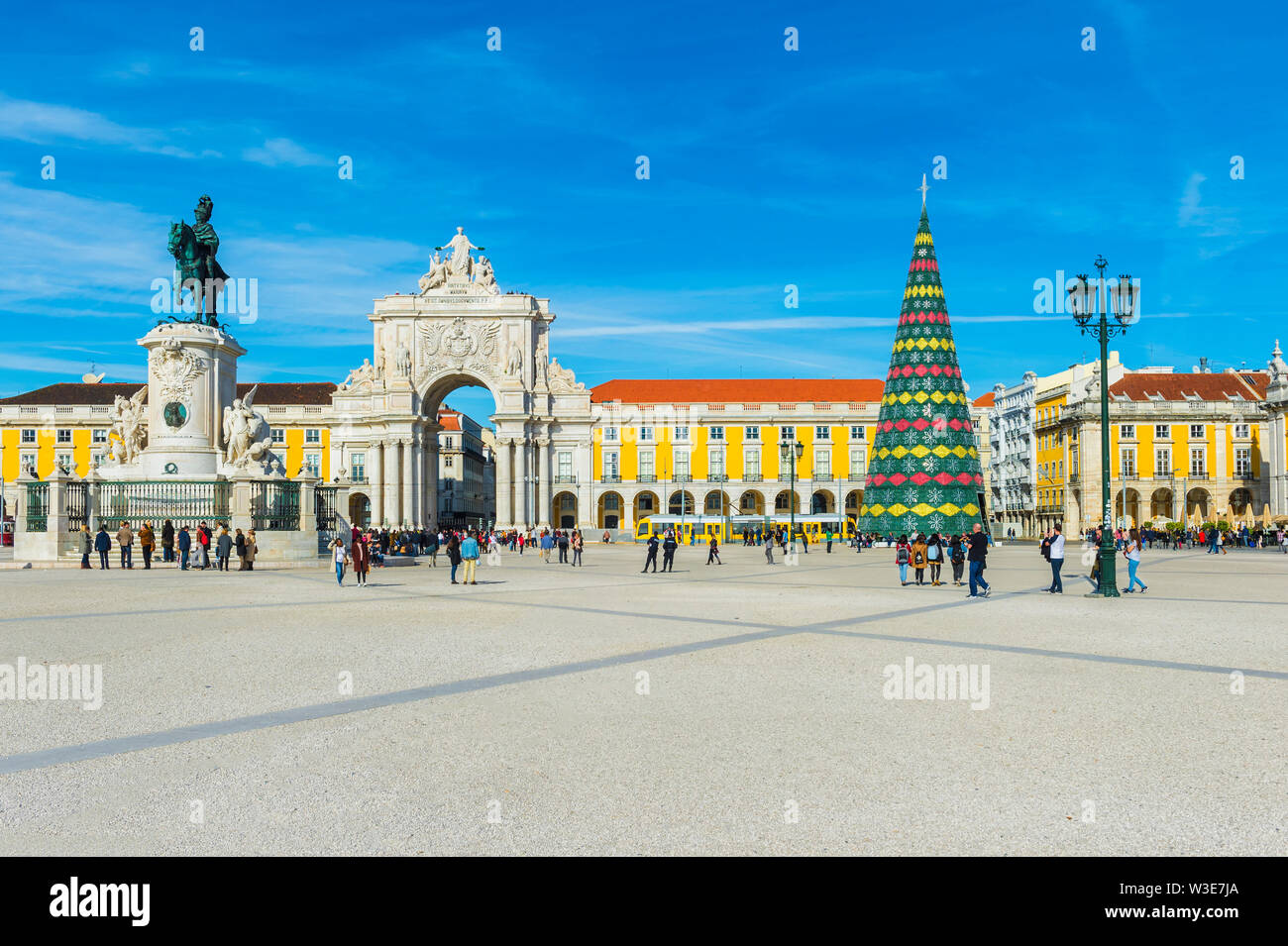 Praça do Comercio Platz, König Jose ich Reiterstandbild und Augusta Straße Triumph Arch an Weihnachten, Lissabon, Portugal Stockfoto