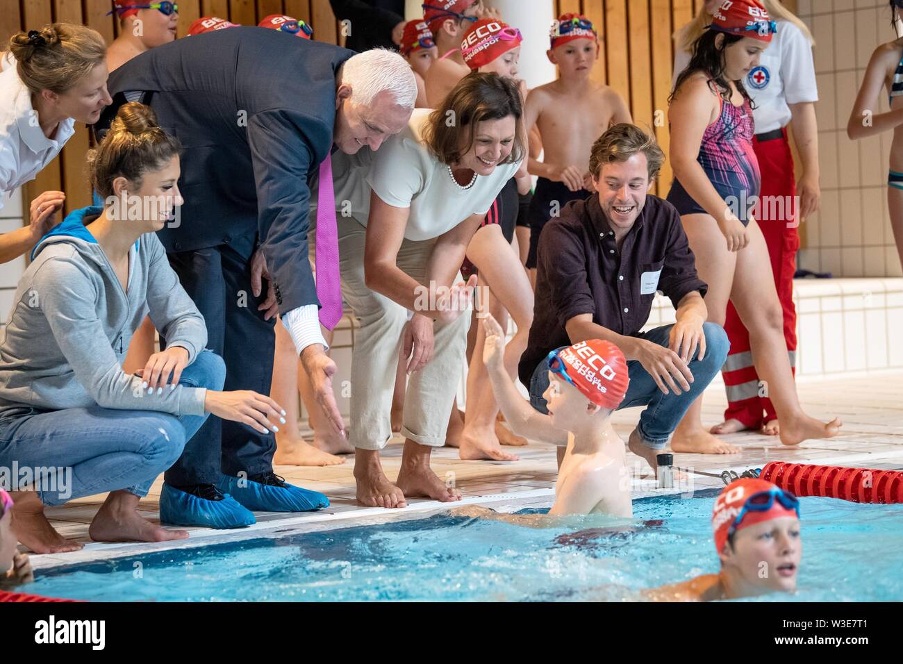 15 Juli 2019, Bayern, Holzkirchen: Alexandra Wenk (L-R), deutscher  Schwimmer, Leonhard Stärk, Geschäftsführer des BRK in Bayern, Ilse Aigner  (CSU), Präsident des Bayerischen Landtags und Schirmherr des Pilotprojekt  "Bayern" schwimmt und Tobias