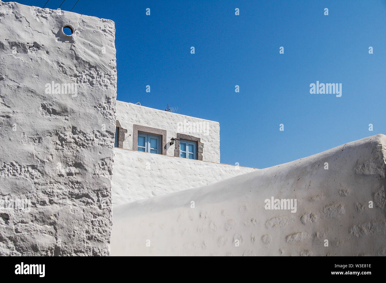 Griechische Blau & Weiß/weißen Wänden, blauen Fenstern und blauen Himmel in Patmos, Griechenland Stockfoto
