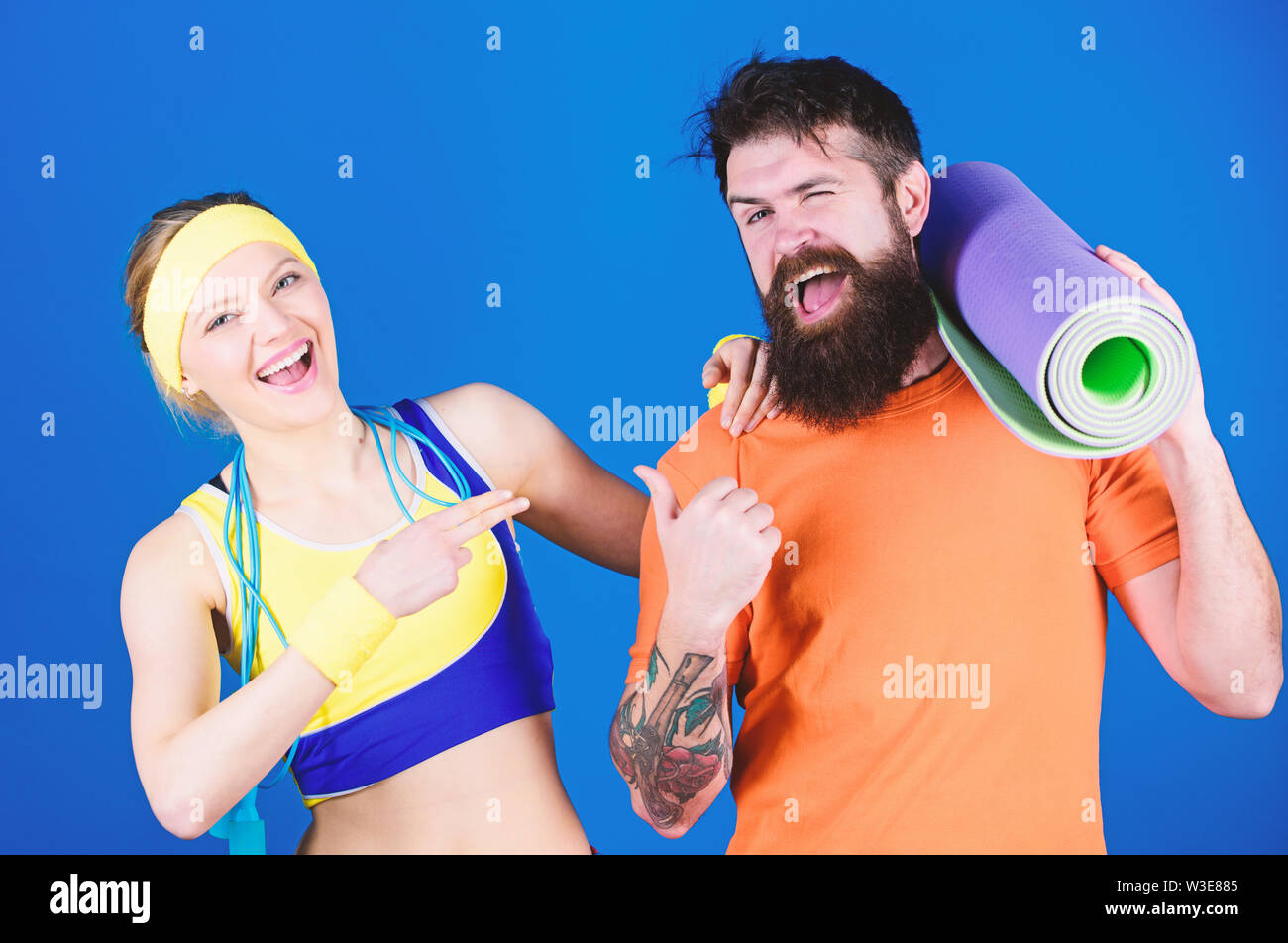 Es gibt kein Ich im Team. Big gehen oder nach Hause gehen. Sportliches paar Training mit Fitness Matte und Springseil. Starker Körper Muskeln. Sport Equipment. Sportlichen Erfolg. Glückliche Frau und bärtiger Mann trainieren Sie im Fitnessraum. Stockfoto