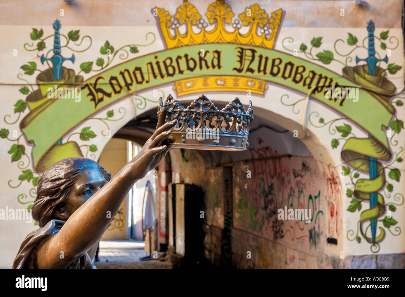 Statue, die eine Krone und Unterführung Staroievreiska Straße, Lviv, Ukraine eingerichtet Stockfoto