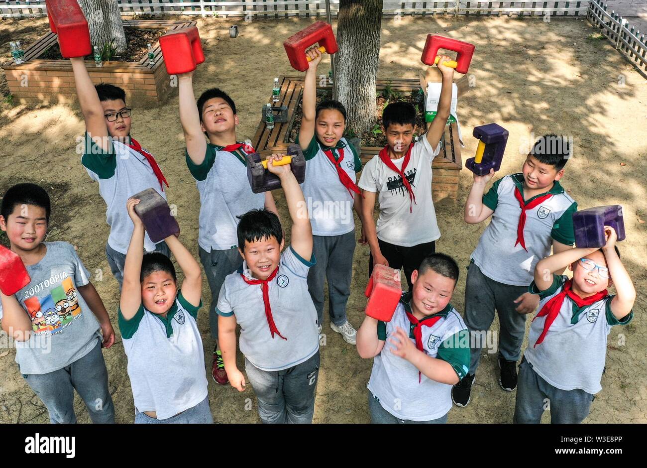 (190715) - NANJING, Juli 15, 2019 (Xinhua) - Foto am Juni 5, 2019 zeigt Studenten der Shisuo Verein bei Qingshuiting Grundschule im Osten Chinas Nanjing, Provinz Jiangsu. Der Club hat 12 Schüler, die von der dritten bis zur sechsten Klasse. Shisuo (Stein), ein Stein Hantel in Form von alten Vorhängeschloss, wird in der Regel in den traditionellen chinesischen Workout Routine gesehen. Mit hunderten von Workout bewegt, Shisuo Übung kann nicht nur Stärke zu verbessern, sondern auch den Menschen helfen, die Hände zu koordinieren, Augen und den Körper. Shisuo stammt aus der Tang Dynastie in die Soldaten in der ersten Verwendung zu Buil Stockfoto