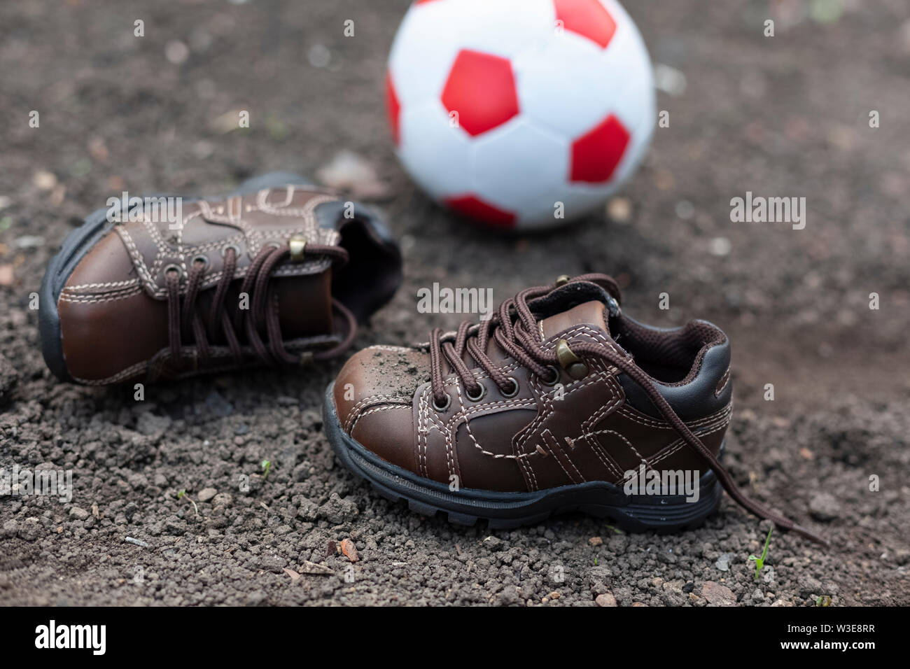 Ein paar der verlorenen Schuhe. Fehlende Zicklein oder verlorenes Kind Konzept. Stockfoto