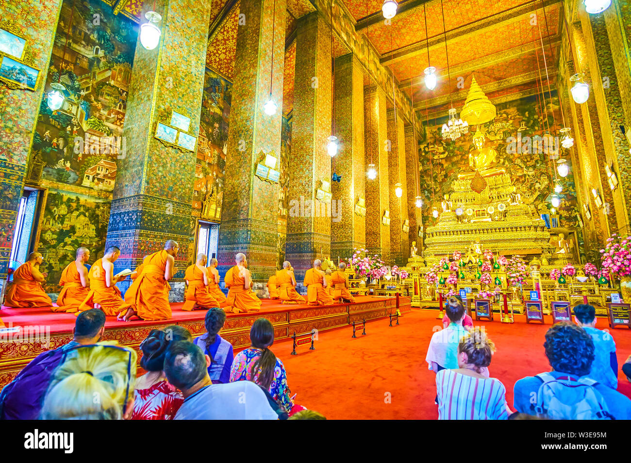 BANGKOK, THAILAND - 22 April, 2019: Der ubosot mit goldenen Buddha im Wat Pho während der beten Komplex, Mönch auf dem Podest auf der rechten si Sitzen Stockfoto