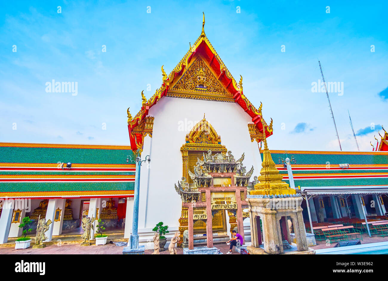 BANGKOK, THAILAND - 22 April, 2019: Die Tore, in den Hof des Phra Ubosot Tempel sind mit geschnitzten chinesischen Arch eingerichtet und überdachte Galerie mit s Stockfoto