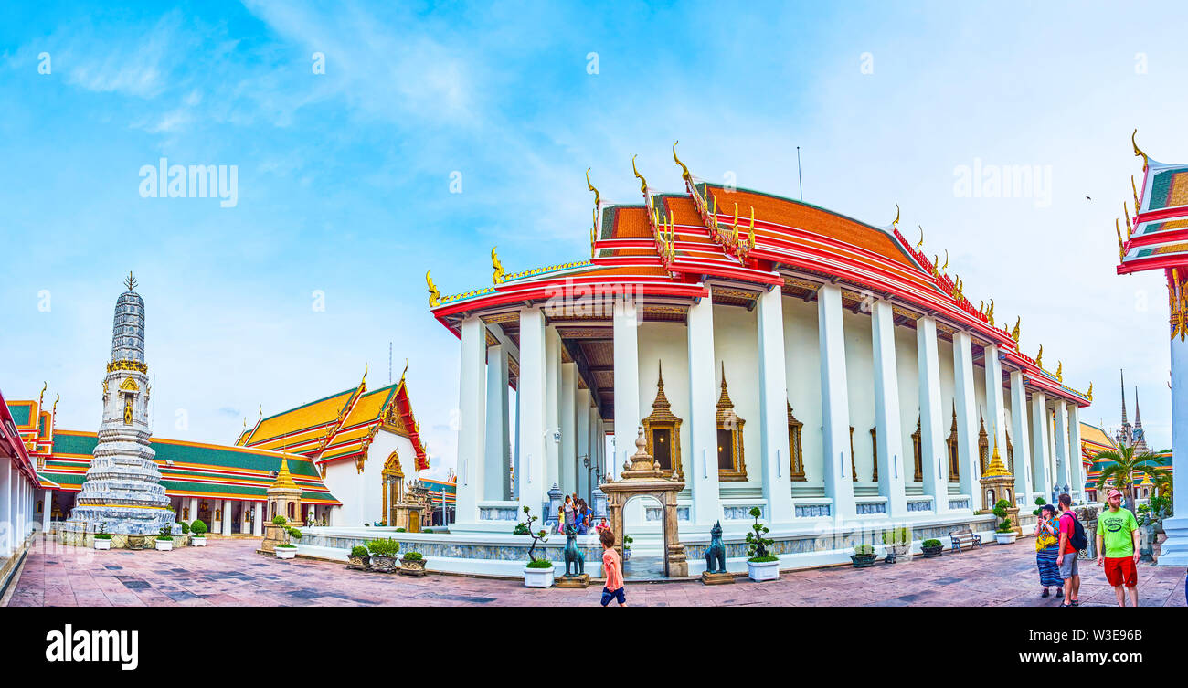BANGKOK, THAILAND - 22 April, 2019: Panorama der Innenhof der wichtigsten Phra Ubosot Tempel mit inszenierten Dach und Kolonnaden auf den Seiten der Wände, o Stockfoto